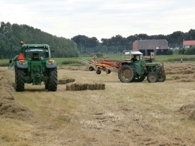 Het landwerk met John Deere trekkers